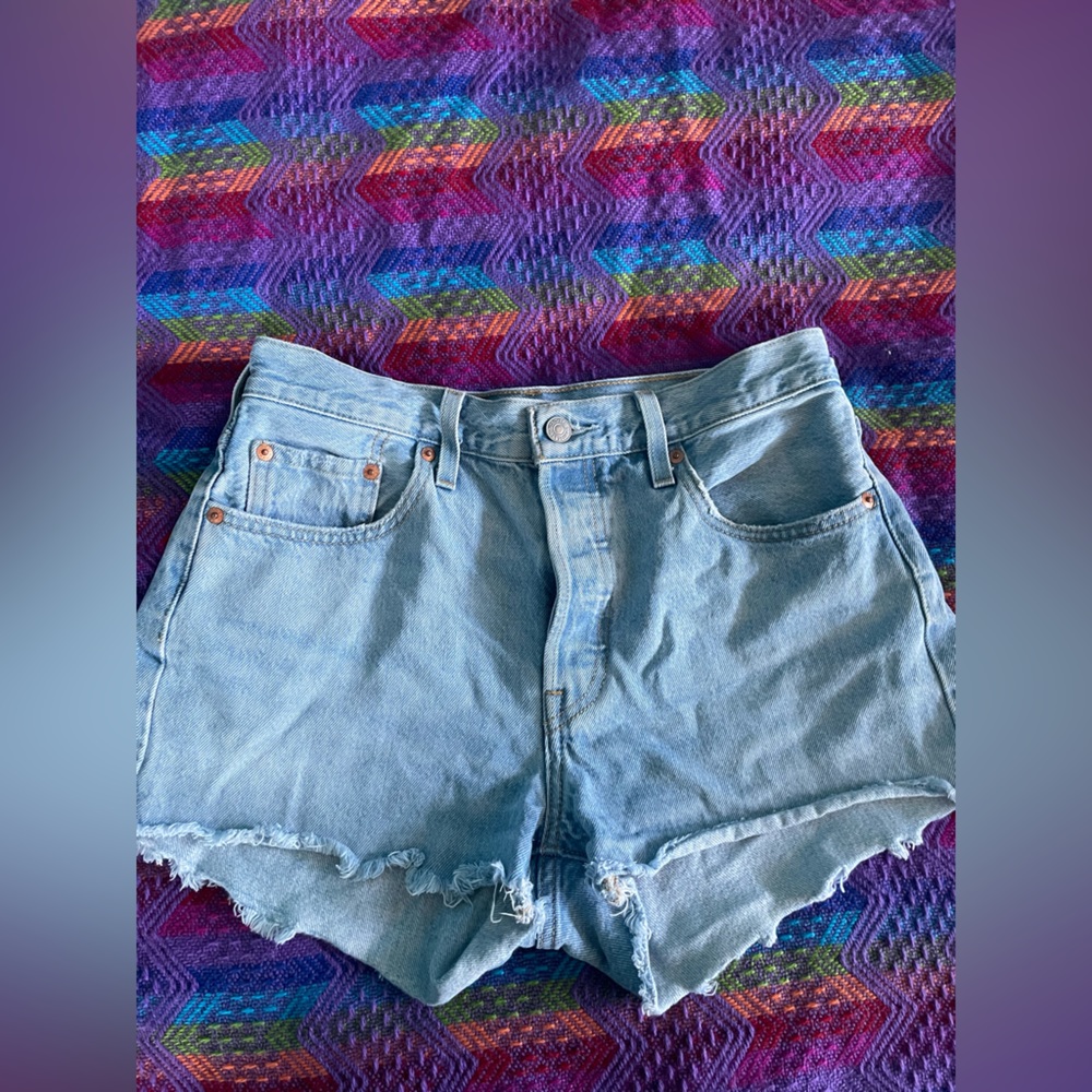 LEVI SHORTS SIZE 28W